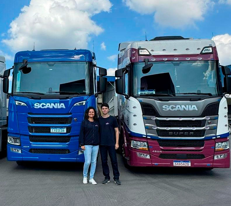 Caminhão elétrico Scania com a Mari e o Thyago