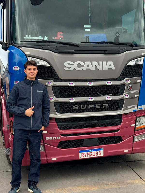 Caminhão Scania Super com o Thyago